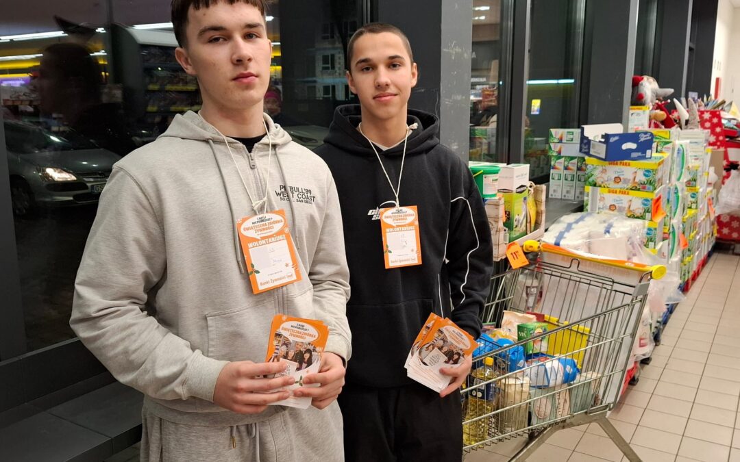 Uczniowie Mechanika na świątecznej zbiórce żywności